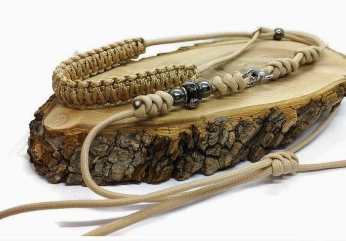 Utstillingssett med flettet halsbånd og perler